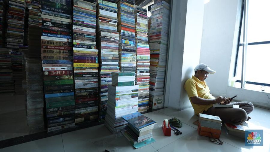 Seorang warga melewati lorong-lorong toko yang sepi di Pasar Buku Kenari, Jakarta, Senin (22/1/2024). Pasar buku di Kenari yang bernama Jakbook sepi sejak diresmikan Anies Baswedan pada April 2019 lalu. Pedagang menyiasati kondisi itu dengan berjualan online. (վ/Tri Susilo)