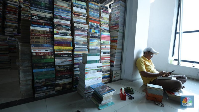 Seorang warga melewati lorong-lorong toko yang sepi di Pasar Buku Kenari, Jakarta, Senin (22/1/2024). Pasar buku di Kenari yang bernama Jakbook sepi sejak diresmikan Anies Baswedan pada April 2019 lalu. Pedagang menyiasati kondisi itu dengan berjualan online. (վ/Tri Susilo)