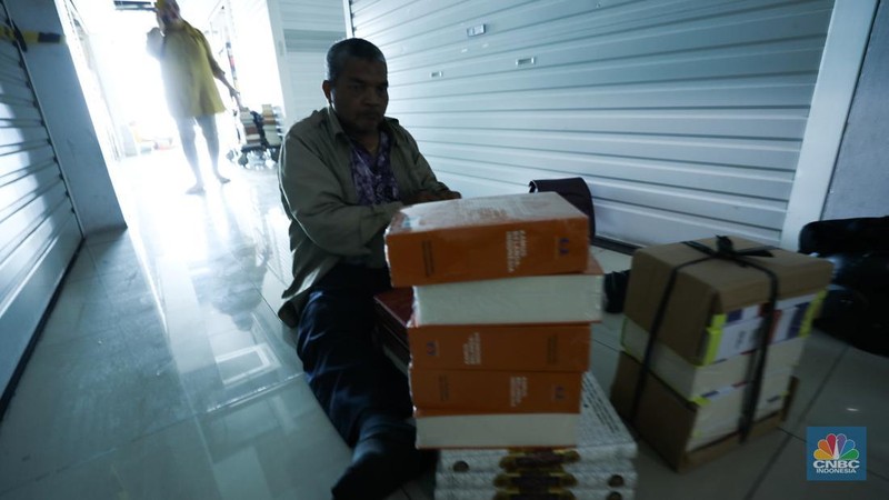 Seorang warga melewati lorong-lorong toko yang sepi di Pasar Buku Kenari, Jakarta, Senin (22/1/2024). Pasar buku di Kenari yang bernama Jakbook sepi sejak diresmikan Anies Baswedan pada April 2019 lalu. Pedagang menyiasati kondisi itu dengan berjualan online. (վ/Tri Susilo)
