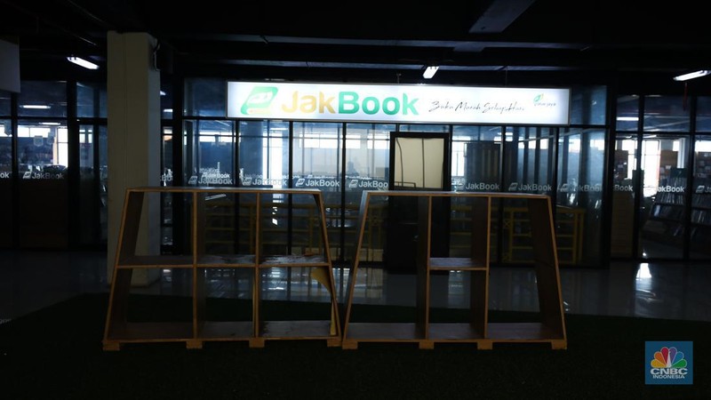 Seorang warga melewati lorong-lorong toko yang sepi di Pasar Buku Kenari, Jakarta, Senin (22/1/2024). Pasar buku di Kenari yang bernama Jakbook sepi sejak diresmikan Anies Baswedan pada April 2019 lalu. Pedagang menyiasati kondisi itu dengan berjualan online. (վ/Tri Susilo)