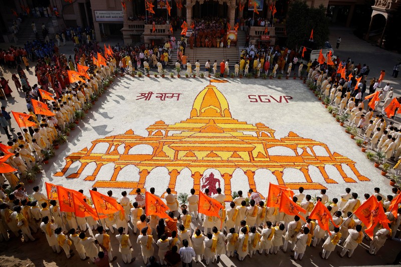 Perdana Menteri India Narendra Modi menghadiri pembukaan kuil agung dewa Hindu Lord Ram di Ayodhya, India, 22 Januari 2024. (India's Press Information Bureau/Handout via REUTERS)