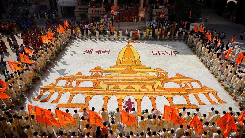 Perdana Menteri India Narendra Modi menghadiri pembukaan kuil agung dewa Hindu Lord Ram di Ayodhya, India, 22 Januari 2024. (India's Press Information Bureau/Handout via REUTERS)
