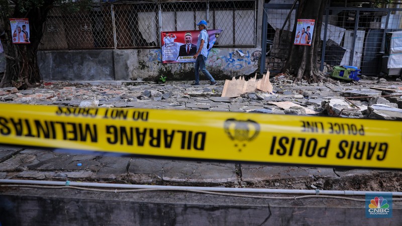 Tembok Roboh Puing-puing tembok roboh di kawasan Tebet, Jakarta, Senin (22/1/2024). Insiden tembok roboh milik SPBU yang terjadi pada Minggu (21/1) kemarin itu menyebabkan 3 orang tewas dan 1 orang mengalami luka-luka. (CNBC Indonesia/Faisal Rahman)