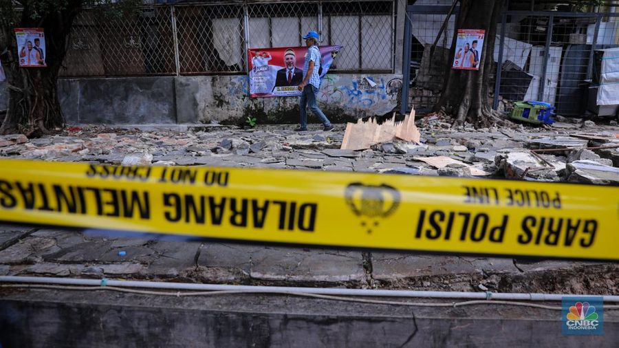 Puing-puing  tembok roboh di kawasan Tebet, Jakarta, Senin (22/1/2024). Insiden tembok roboh milik SPBU yang terjadi pada Minggu (21/1) kemarin itu menyebabkan 3 orang tewas dan 1 orang mengalami luka-luka. (CNBC Indonesia/Faisal Rahman)