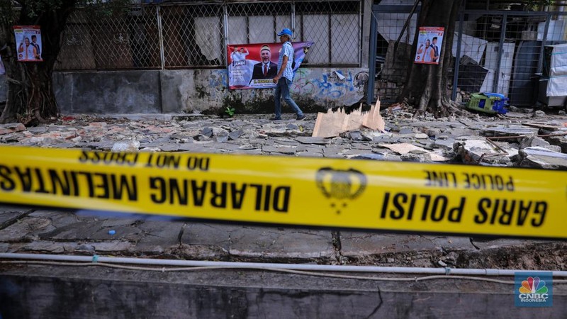 Puing-puing  tembok roboh di kawasan Tebet, Jakarta, Senin (22/1/2024). Insiden tembok roboh milik SPBU yang terjadi pada Minggu (21/1) kemarin itu menyebabkan 3 orang tewas dan 1 orang mengalami luka-luka. (CNBC Indonesia/Faisal Rahman)