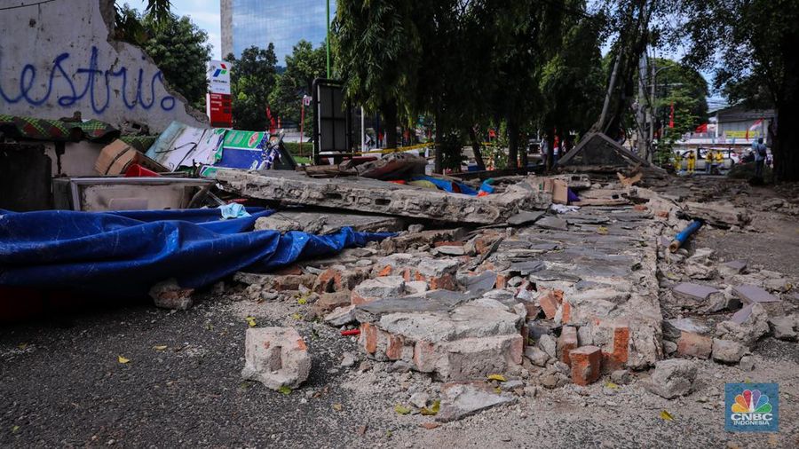 Puing-puing  tembok roboh di kawasan Tebet, Jakarta, Senin (22/1/2024). Insiden tembok roboh milik SPBU yang terjadi pada Minggu (21/1) kemarin itu menyebabkan 3 orang tewas dan 1 orang mengalami luka-luka. (CNBC Indonesia/Faisal Rahman)