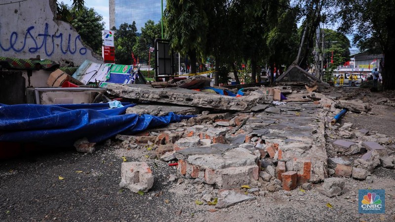 Puing-puing  tembok roboh di kawasan Tebet, Jakarta, Senin (22/1/2024). Insiden tembok roboh milik SPBU yang terjadi pada Minggu (21/1) kemarin itu menyebabkan 3 orang tewas dan 1 orang mengalami luka-luka. (CNBC Indonesia/Faisal Rahman)