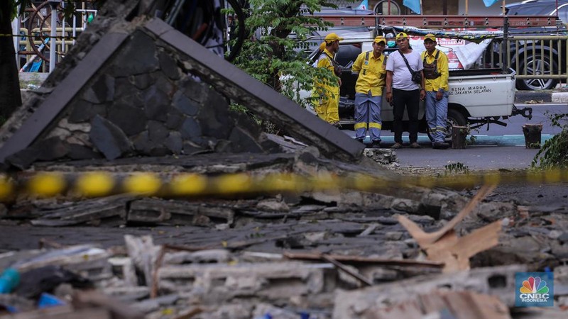 Puing-puing  tembok roboh di kawasan Tebet, Jakarta, Senin (22/1/2024). Insiden tembok roboh milik SPBU yang terjadi pada Minggu (21/1) kemarin itu menyebabkan 3 orang tewas dan 1 orang mengalami luka-luka. (CNBC Indonesia/Faisal Rahman)