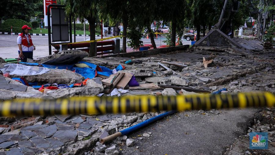 Puing-puing  tembok roboh di kawasan Tebet, Jakarta, Senin (22/1/2024). Insiden tembok roboh milik SPBU yang terjadi pada Minggu (21/1) kemarin itu menyebabkan 3 orang tewas dan 1 orang mengalami luka-luka. (CNBC Indonesia/Faisal Rahman)