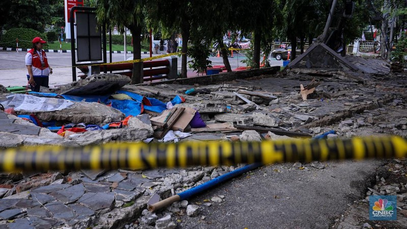 Puing-puing  tembok roboh di kawasan Tebet, Jakarta, Senin (22/1/2024). Insiden tembok roboh milik SPBU yang terjadi pada Minggu (21/1) kemarin itu menyebabkan 3 orang tewas dan 1 orang mengalami luka-luka. (CNBC Indonesia/Faisal Rahman)