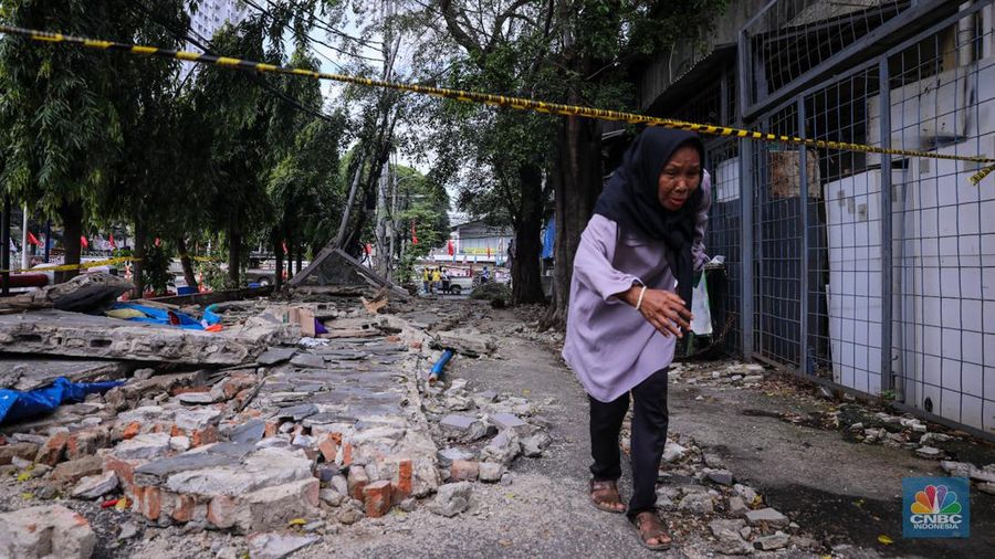 Puing-puing  tembok roboh di kawasan Tebet, Jakarta, Senin (22/1/2024). Insiden tembok roboh milik SPBU yang terjadi pada Minggu (21/1) kemarin itu menyebabkan 3 orang tewas dan 1 orang mengalami luka-luka. (CNBC Indonesia/Faisal Rahman)