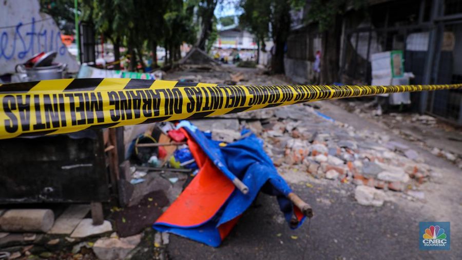 Puing-puing  tembok roboh di kawasan Tebet, Jakarta, Senin (22/1/2024). Insiden tembok roboh milik SPBU yang terjadi pada Minggu (21/1) kemarin itu menyebabkan 3 orang tewas dan 1 orang mengalami luka-luka. (CNBC Indonesia/Faisal Rahman)