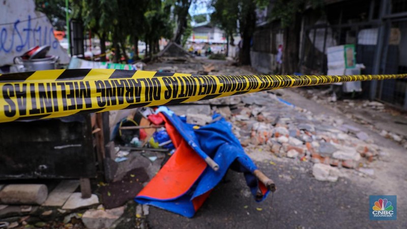 Puing-puing  tembok roboh di kawasan Tebet, Jakarta, Senin (22/1/2024). Insiden tembok roboh milik SPBU yang terjadi pada Minggu (21/1) kemarin itu menyebabkan 3 orang tewas dan 1 orang mengalami luka-luka. (CNBC Indonesia/Faisal Rahman)