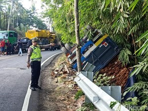 Patah As Roda, Truk Muatan Balok Terjungkal di Jalan Denpasar-Gilimanuk