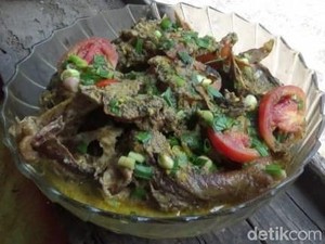 Ayam Panggang Kuah Kare Pedas Dimasak di Tungku Lezat Tiada Duanya
