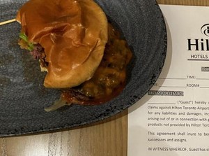 Beli Burger Setengah Matang, Pelanggan Ini Diberi Surat Perjanjian