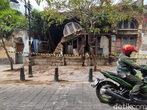 Waduh, Gedung Bersejarah di Kota Lama Semarang Roboh