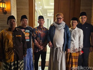Gibran Ziarah ke Makam Mustasyar PBNU KH Dimyati Rois di Kendal Jateng