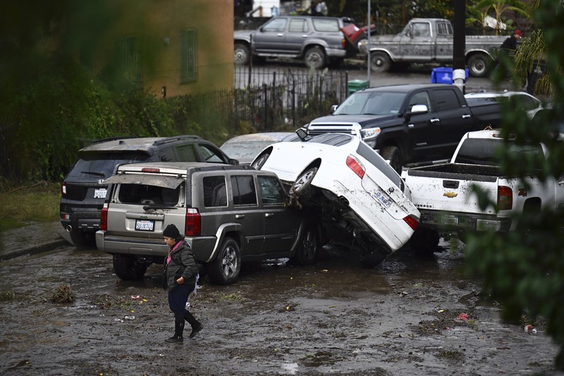 Hujan badai menyebabkan sungai meluap di San Diego, California, Amerika Serikat pada 22 Januari 2024. (AP Photo/Denis Poroy)