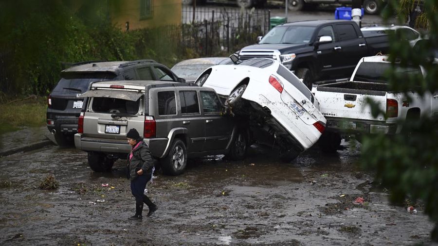 Hujan badai menyebabkan sungai meluap di San Diego, California, Amerika Serikat pada 22 Januari 2024. (AP Photo/Denis Poroy)