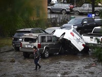 Puluhan Mobil Terbawa Banjir di California