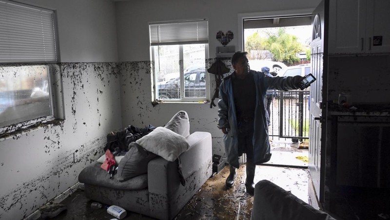 Hujan badai menyebabkan sungai meluap di San Diego, California, Amerika Serikat pada 22 Januari 2024. (AP Photo/Denis Poroy)