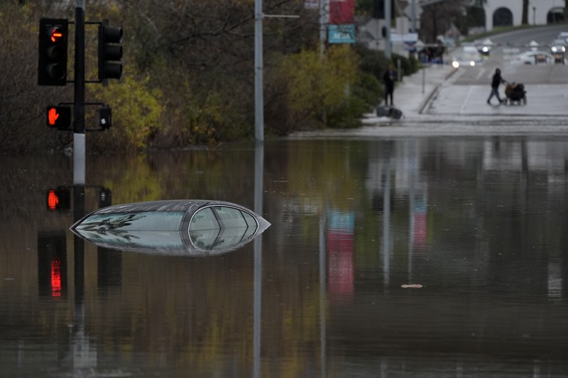 Hujan badai menyebabkan sungai meluap di San Diego, California, Amerika Serikat pada 22 Januari 2024. (AP Photo/Denis Poroy)