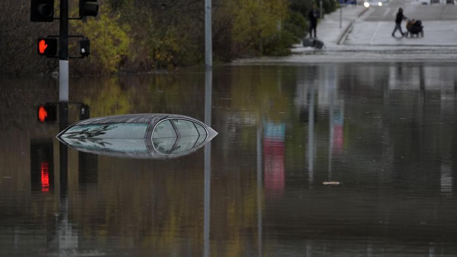 Hujan badai menyebabkan sungai meluap di San Diego, California, Amerika Serikat pada 22 Januari 2024. (AP Photo/Denis Poroy)