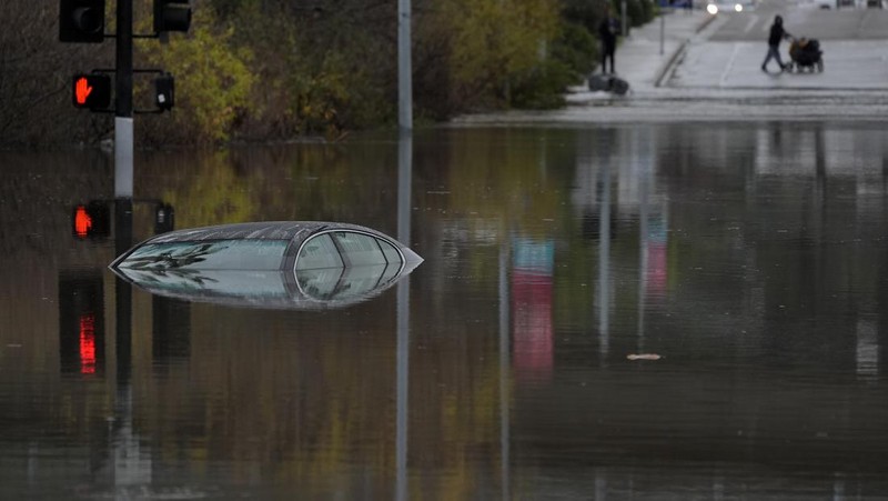 Hujan badai menyebabkan sungai meluap di San Diego, California, Amerika Serikat pada 22 Januari 2024. (AP Photo/Denis Poroy)