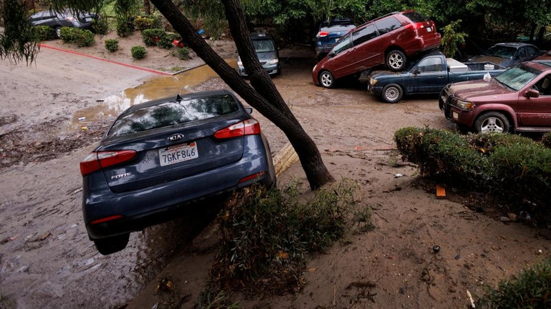 Hujan badai menyebabkan sungai meluap di San Diego, California, Amerika Serikat pada 22 Januari 2024. (AP Photo/Denis Poroy)