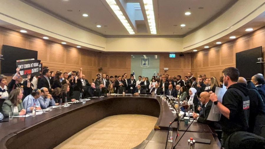 Kerabat warga Israel yang telah disandera oleh militan Hamas sejak 7 Oktober melakukan serbuan ke sidang komite parlemen. Mereka menuntut agar anggota parlemen mengambil tindakan lebih lanjut untuk mencoba membebaskan orang yang mereka cintai di Yerusalem.REUTERS/Steven Scheer