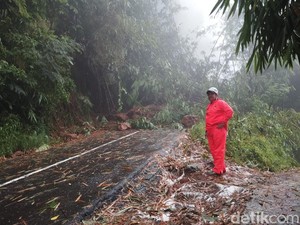 Waspada! Tebing di Jalur Wisata Menuju Dieng Longsor