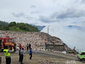 Asap Kebakaran TPA Sente Menyebar ke Permukiman, Warga Diminta Mengungsi