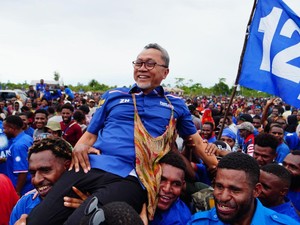 Meriah! Zulhas Tiba di Yahukimo Papua Pegunungan Disambut Konvoi