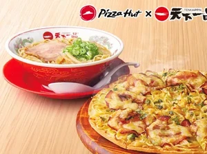 Unik! Pizza Ini Pakai Topping Ramen yang Lengkap dengan Kuahnya