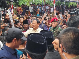 Momen Prabowo Main Bareng Anak-anak Bangkalan Usai Resmikan 15 Titik Air