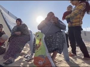 Demi Tak Kedinginan, Nenek di Gaza Rajut Topi dari Wol Usang untuk Cucu