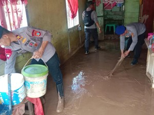 Polres Touna Bikin Dapur Umum-Beri Trauma Healing ke Korban Banjir Mawomba