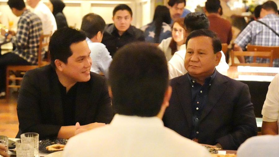 Prabowo Subianto menghadiri acara Relawan Erick Thohir Alumni Amerika Serikat di Plaza Senayan, Senin (22/1/2023) malam. (Ist)