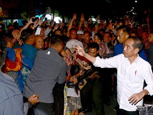 Jokowi-Iriana Sapa Warga yang Menyambut di Salatiga, Bagikan Kaus dan Tas