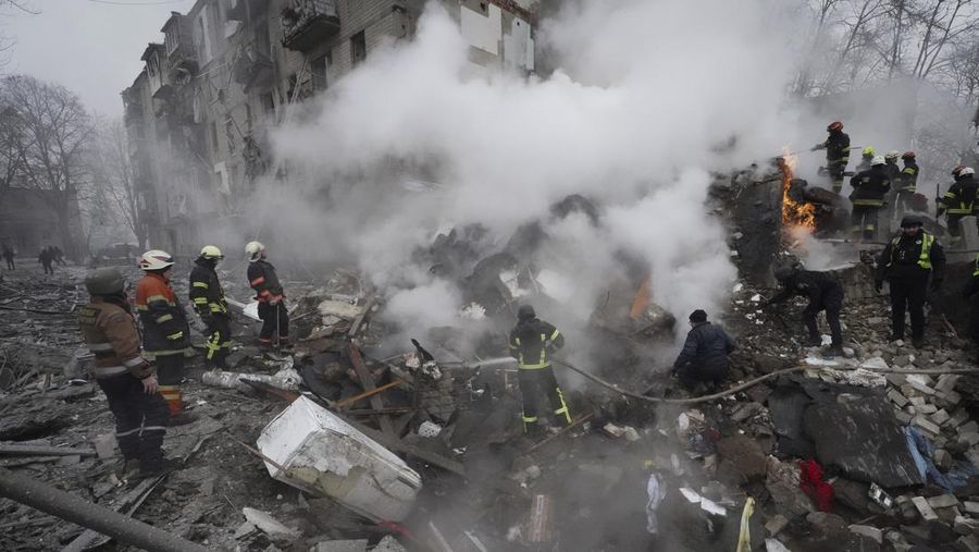Rudal Rusia menargetkan dua kota terbesar di Ukraina pada Selasa pagi, Selasa (23/1/2024). (AP Photo/Andrii Marienko)