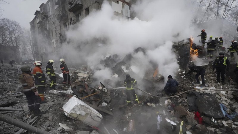 Rudal Rusia menargetkan dua kota terbesar di Ukraina pada Selasa pagi, Selasa (23/1/2024). (AP Photo/Andrii Marienko)