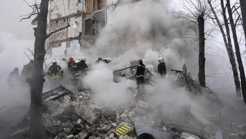 Rudal Rusia menargetkan dua kota terbesar di Ukraina pada Selasa pagi, Selasa (23/1/2024). (AP Photo/Andrii Marienko)