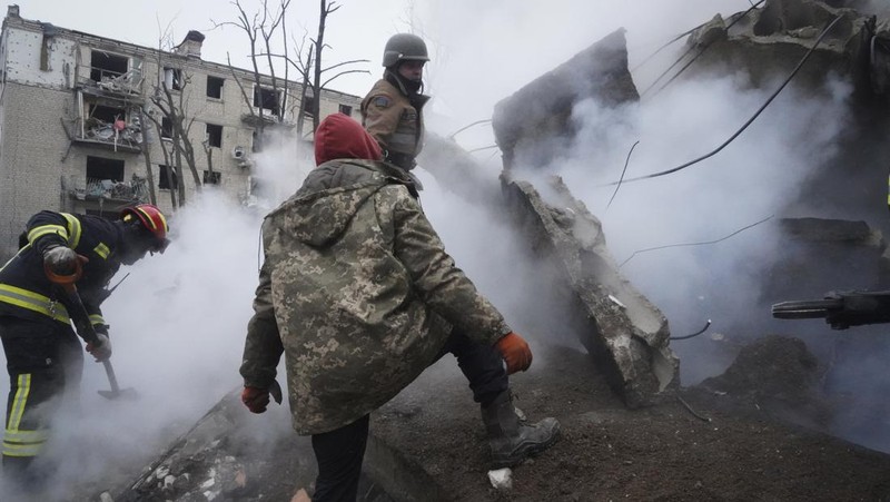 Rudal Rusia menargetkan dua kota terbesar di Ukraina pada Selasa pagi, Selasa (23/1/2024). (AP Photo/Andrii Marienko)