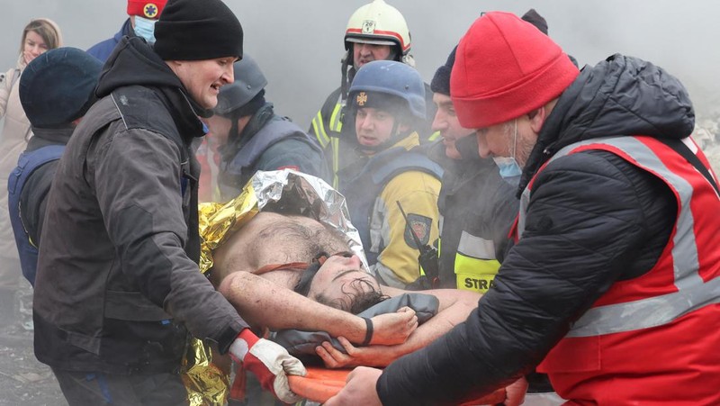 Rudal Rusia menargetkan dua kota terbesar di Ukraina pada Selasa pagi, Selasa (23/1/2024). (AP Photo/Andrii Marienko)