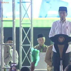 Momen Jokowi Berdiri Membisu 5 Menit di Panggung, Ada Apa?