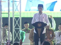 Momen Jokowi Berdiri Membisu 5 Menit di Panggung, Ada Apa?