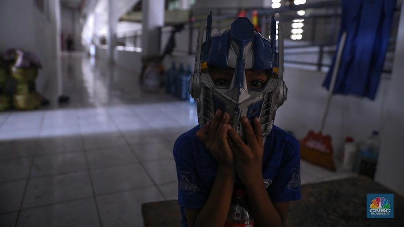 Warga beraktivitas di Kampung Susun Bayam (KSB), Jakarta Utara, Selasa (23/1/2024). (CNBC Indonesia/Faisal Rahman)