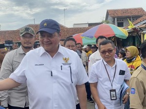 Airlangga Cek Bendungan di Eretan Indramayu, Tanggulangi Banjir Rob