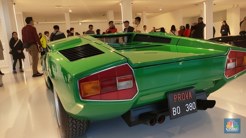 Deretan mobil yang diproduksi Ferrucio Lamborghini dipamerkan di Museum Lamborghini di Bologna Italia. CNBC Indonesia berkesempatan mengunjungi Museum tersebut bersama Pertamina Lubricants yang bekerja sama memasok oli Fastron untuk divisi balap Lamborghini Squadra Corse. Deretan mobil yang diproduksi Ferrucio Lamborghini dipamerkan di Museum Lamborghini di Bologna Italia. CNBC Indonesia berkesempatan mengunjungi Museum tersebut bersama Pertamina Lubricants yang bekerja sama memasok oli Fastron untuk divisi balap Lamborghini Squadra Corse. (CNBC Indonesia/Leon Saragi)